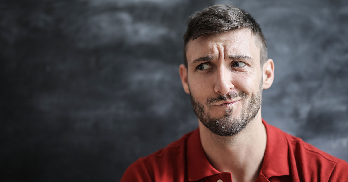 Ein junger Mann blickt mit fragendem Blick auf das Thema Kapitalrente