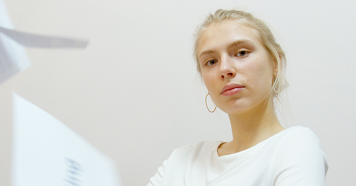 Junge Frau auf der Suche nach beruflichen Möglichkeiten